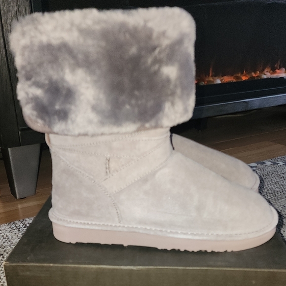 Cozy Gray Fur-Lined Boots - Picture 2 of 5